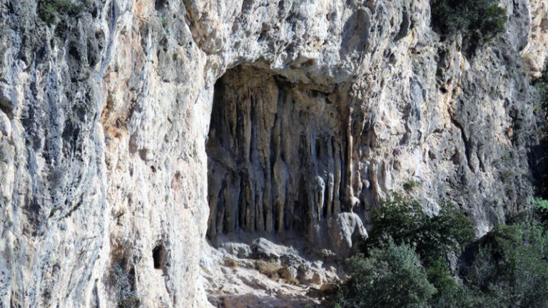 stalattiti e stalagmiti in un anfratto di Caprazoppa