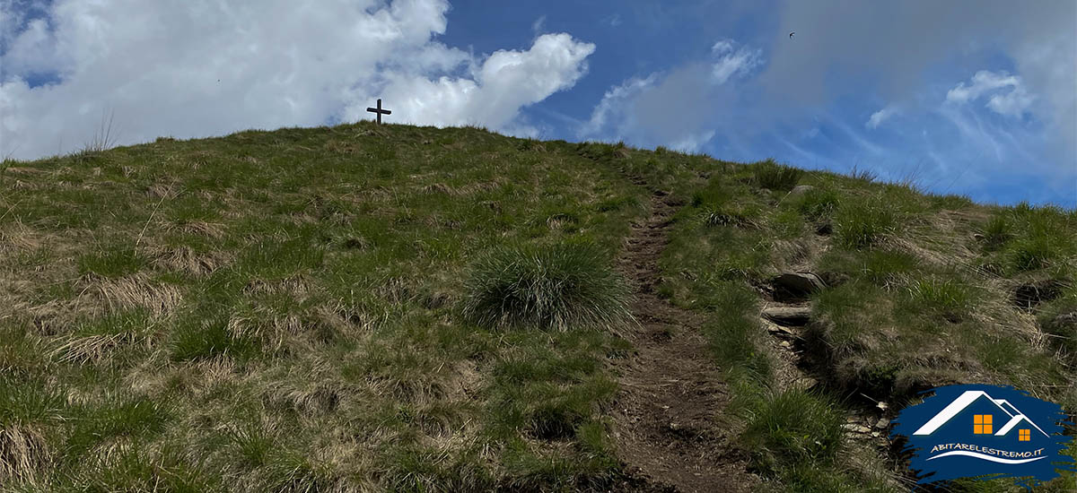 in salita verso la croce di vetta del Monte Todano