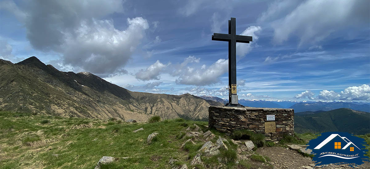 la croce di vetta del Monte Todano