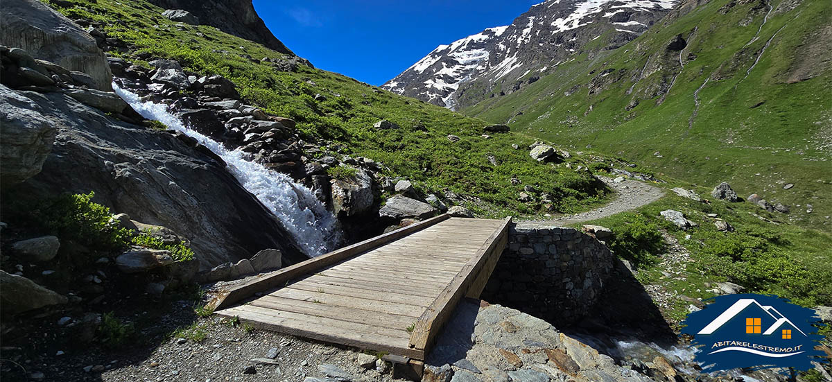 ponticello di legno sul sentiero n° 12 della valgrisenche