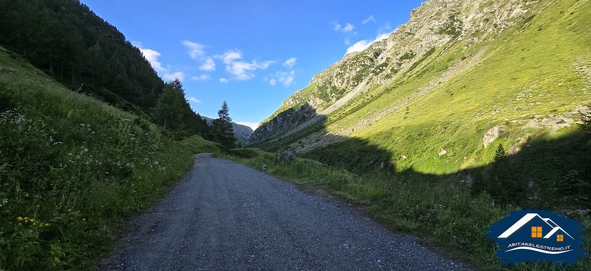 sentiero di salita verso il Rifugio Bezzi in Alta Valgrisenche