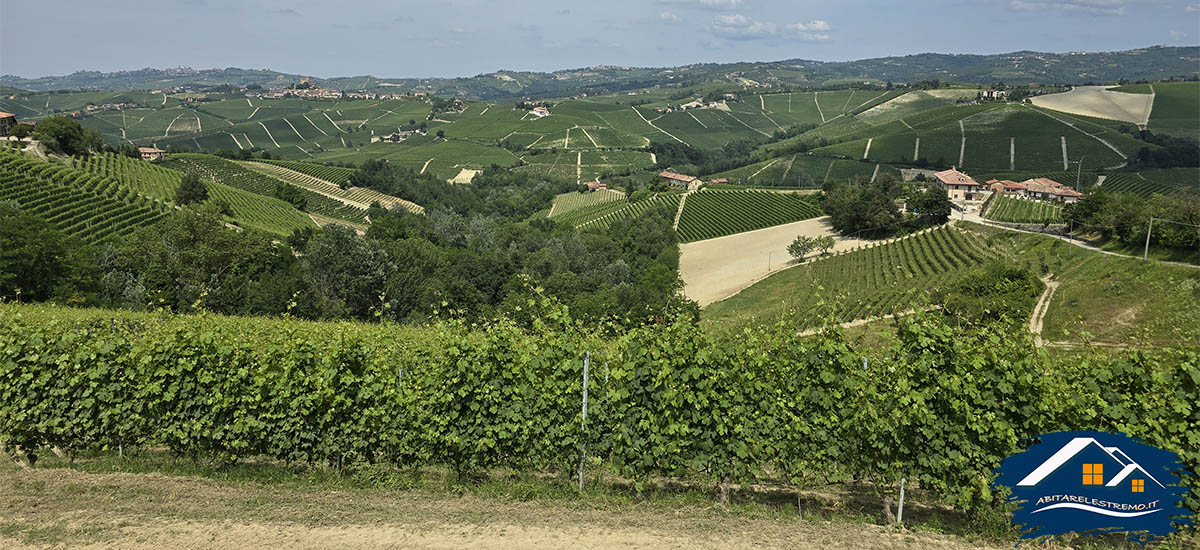 il panorama da Piazza Belvedere a Serralunga d'Alba