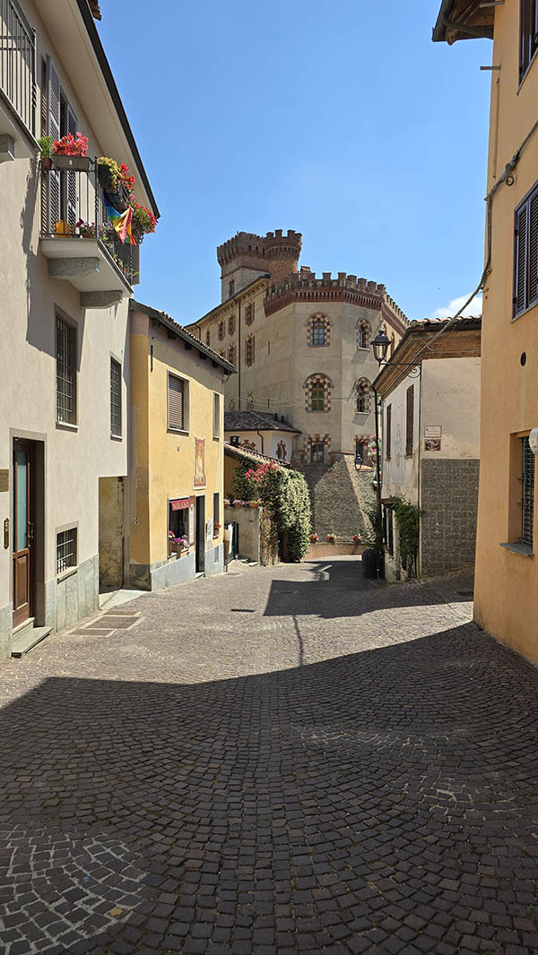 tra le vie del borgo di Barolo