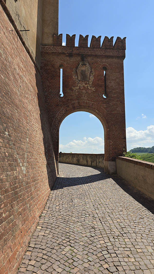 tra le vie del borgo di Barolo