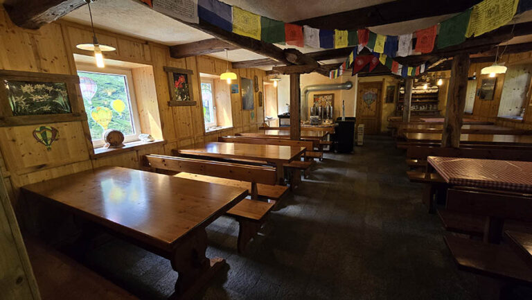 la sala da pranzo del Rifugio Bezzi