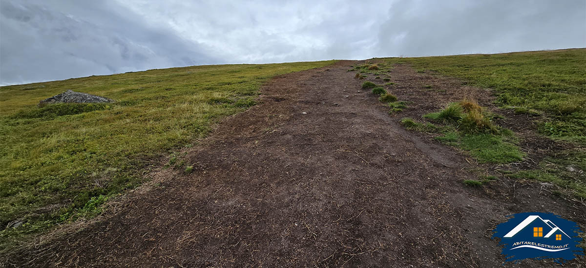 il sentiero di salita verso il Monte Ryten