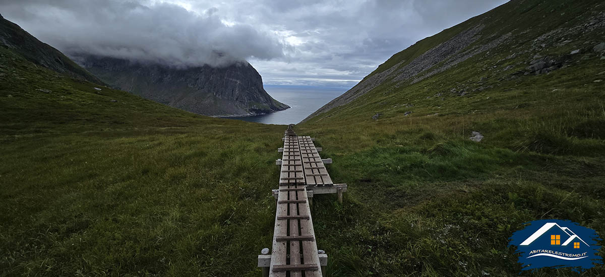 sentiero che scende verso Kvalvika beach