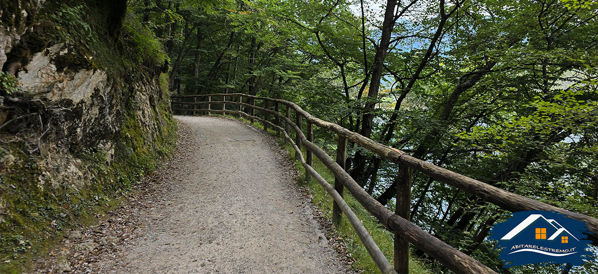 sentiero lungo il Lago di Ledro