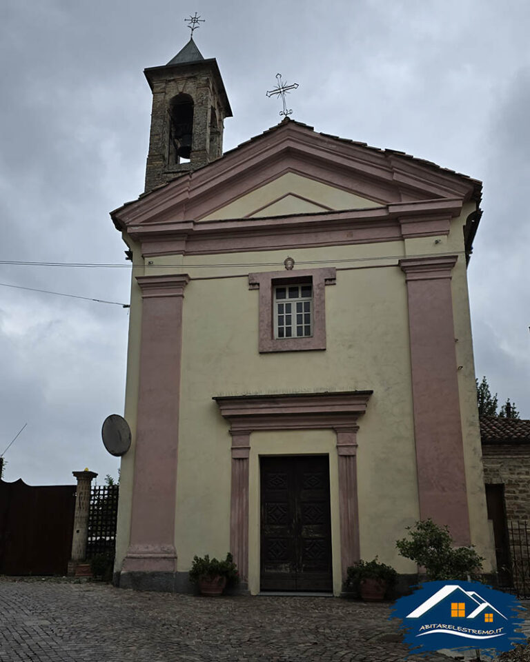 l'ingresso della chiesa a Naeviglie