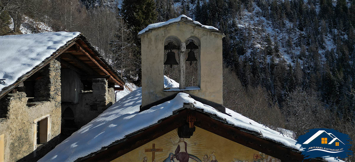 il campanile della chiesetta di Charvaz